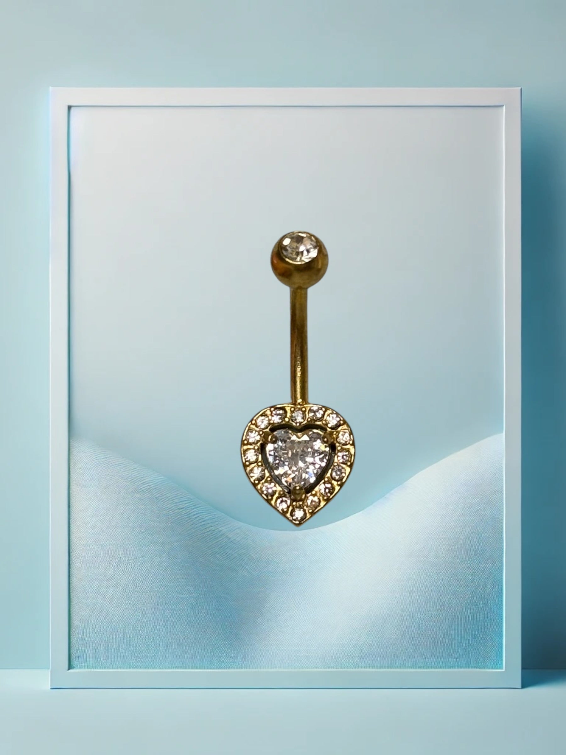 Golden Charm Bauchpiercing