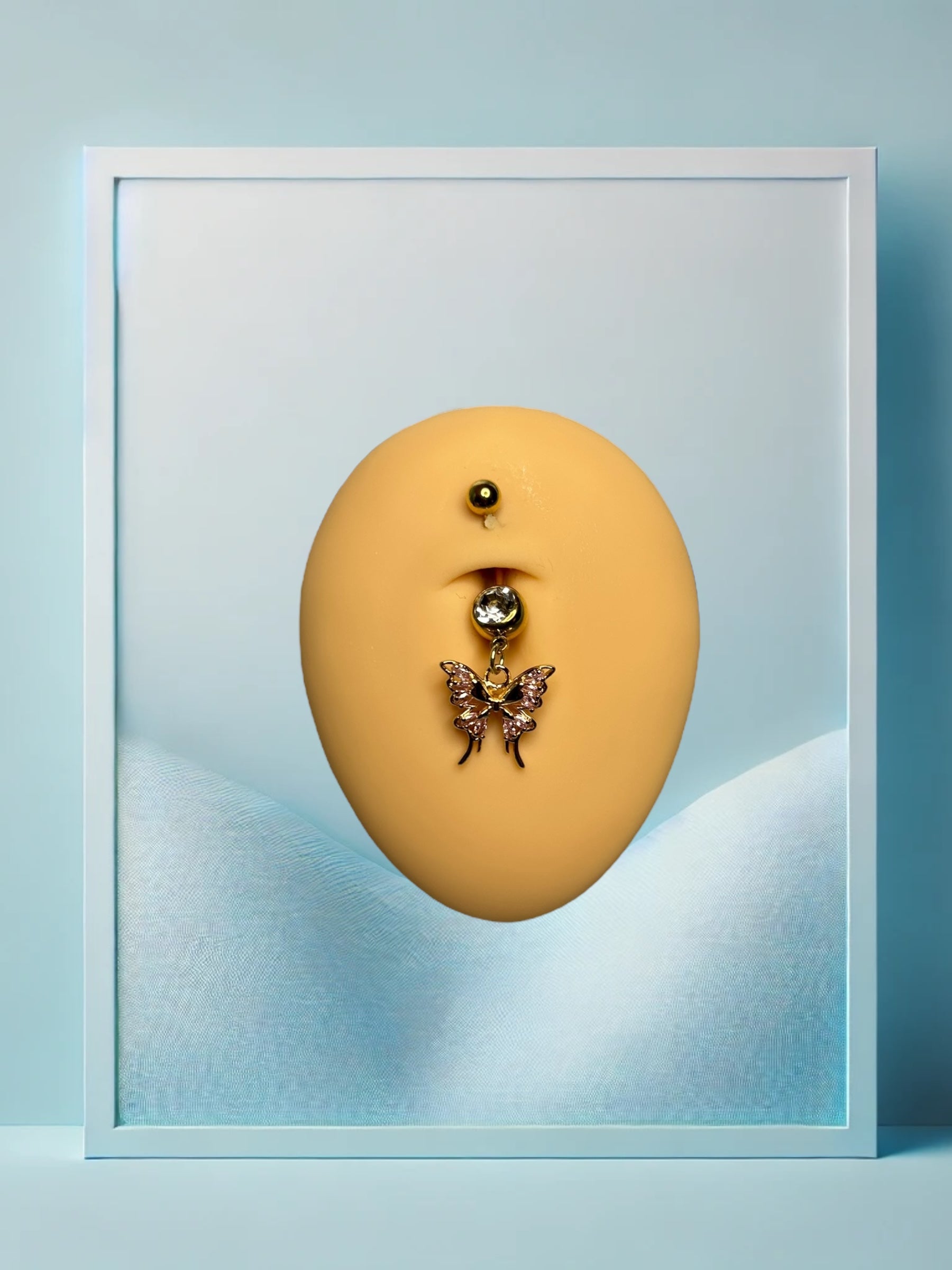 Il piercing all'ombelico di Ava
